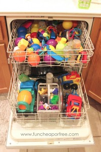 15 life hacks and ideas that every mom should know- De-germ toys in the dishwasher