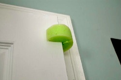 15 life hacks and ideas that every mom should know -door stop noodle