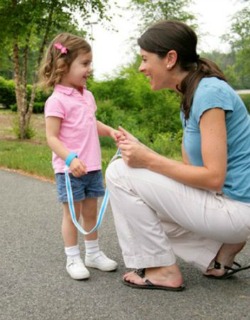 15 life hacks and ideas that every mom should know - tot-a-long hand holder