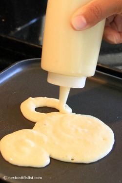 15 life hacks and ideas that every mom should know - Squirt bottle pancakes